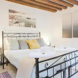 santa-croce-guest-house.hotelinveneto.com/